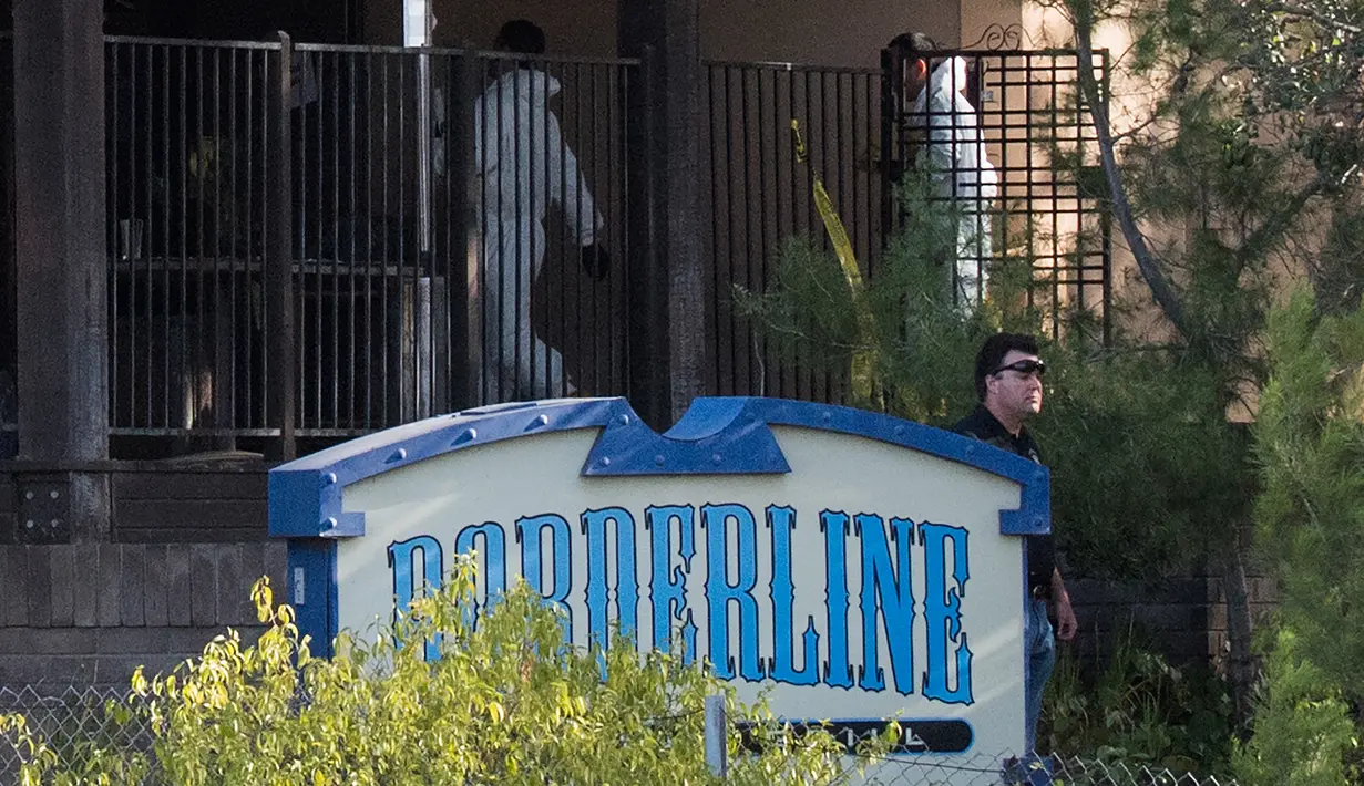 Tim investigasi mengecek lokasi penembakan massal di Borderline Bar & Grill di Thousand di Thousand Oaks, California (8/11). 12 orang tewas dalam peristiwa penembakan tersebut, termasuk seorang polis. (AFP Photo/Robyn Beck)