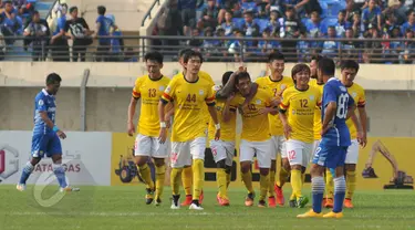 Maung Bandung harus angkat koper dari babak 16 besar AFC Cup 2015 usai dipermalukan 0-2 oleh Kitchee SC di Stadion Si Jalak Harupat, Bandung, Rabu (27/5/2015). Tampak Pemain Kitchee melakukan selebrasi usai mencetak gol. (Liputan6.com/Herman Zakharia)