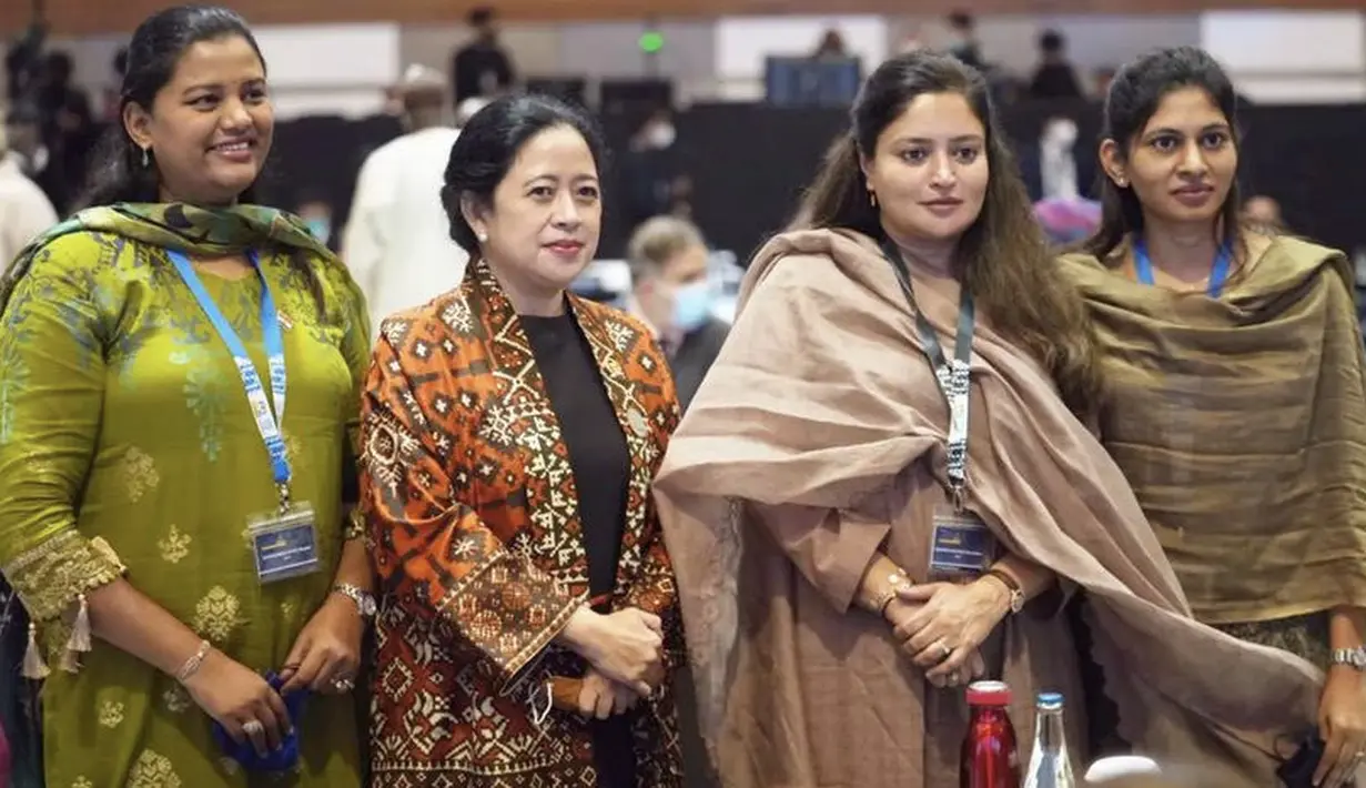 Saat menghadiri perhelatan Inter Parliamentary Union (IPU) Puan nampak diampit dengan perempuan-perempuan hebat dunia. Puan sendiri mengenakan outer long slevee bermotif batik dengan inner hitamnya. @puanmaharaniri