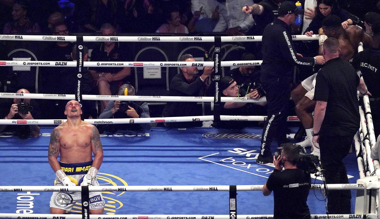 Dominasi Oleksandr Usyk terlihat jelas di ronde ke-12 saat dia tampil agresif berusaha mengeja kemenangan KO. (AP/Frank Augstein)