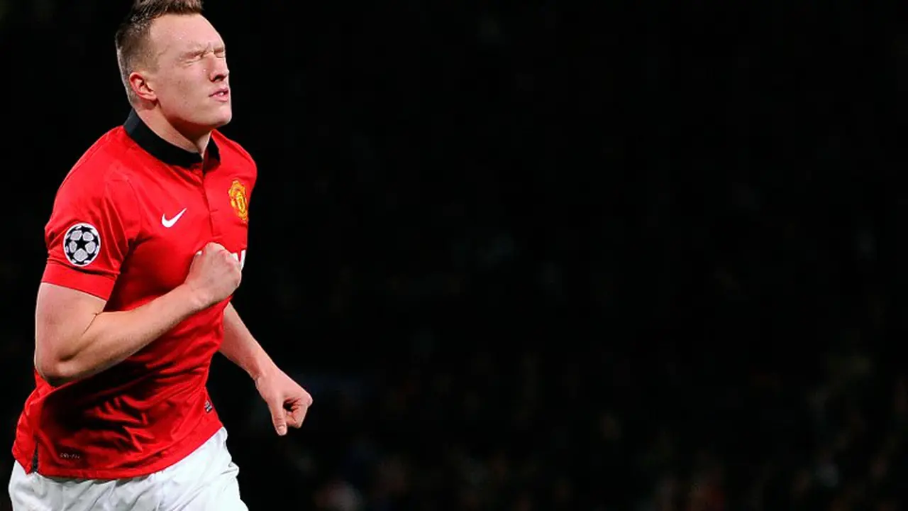 Phil Jones rayakan gol