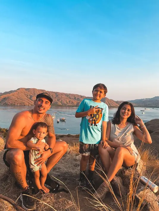 Jedar menikmati  liburan bersama suami, Vincent Verhaag, dan dua putranya, El Barack dan Don Verhaag. [Instagram/inijedar]