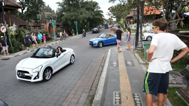 Daihatsu Copen Sedot Perhatian Bule di Ubud