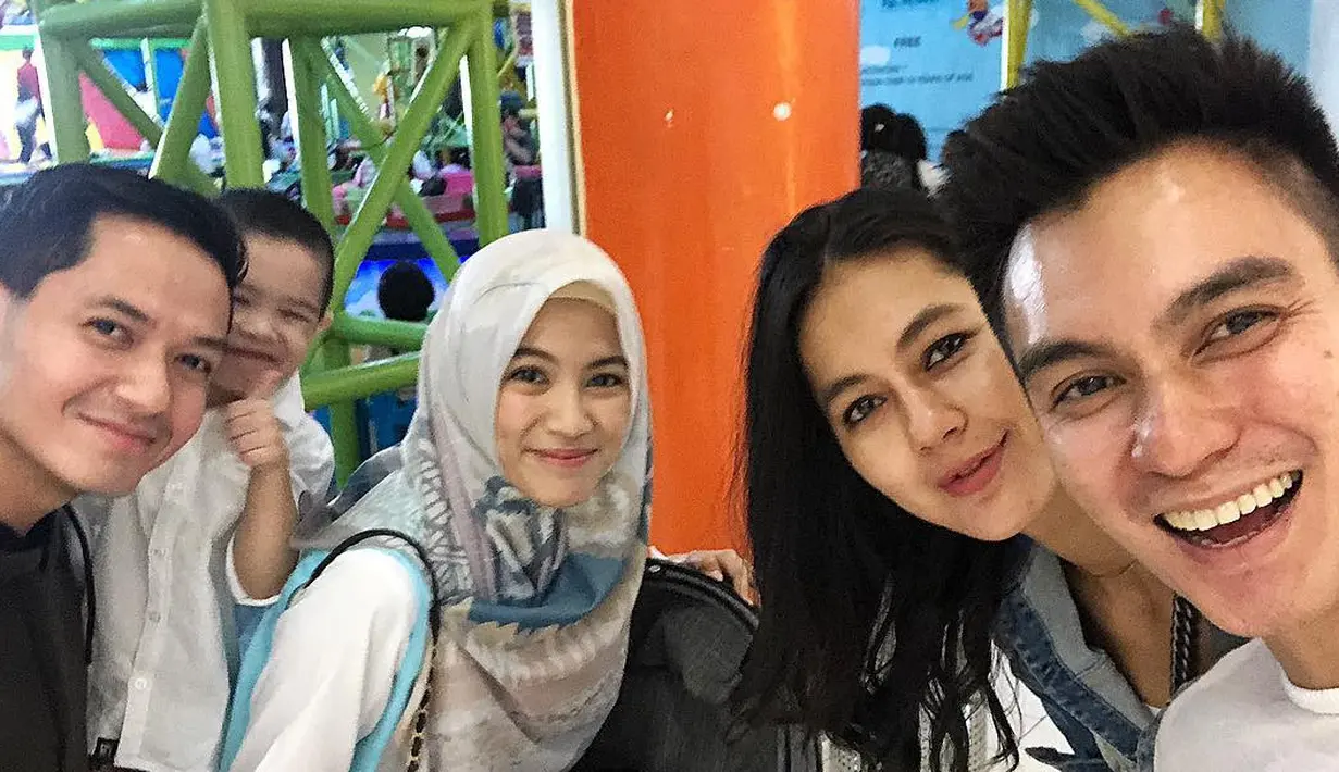 Baim Wong juga terlihat tak ingin menyembunyikan kedekatannya dengan Paula Verhoeven dari publik. Ini momen saat mereka bertemu dengan Dude Harlino dan Alyssa Soebandono. (Foto: instagram.com/baimwong)