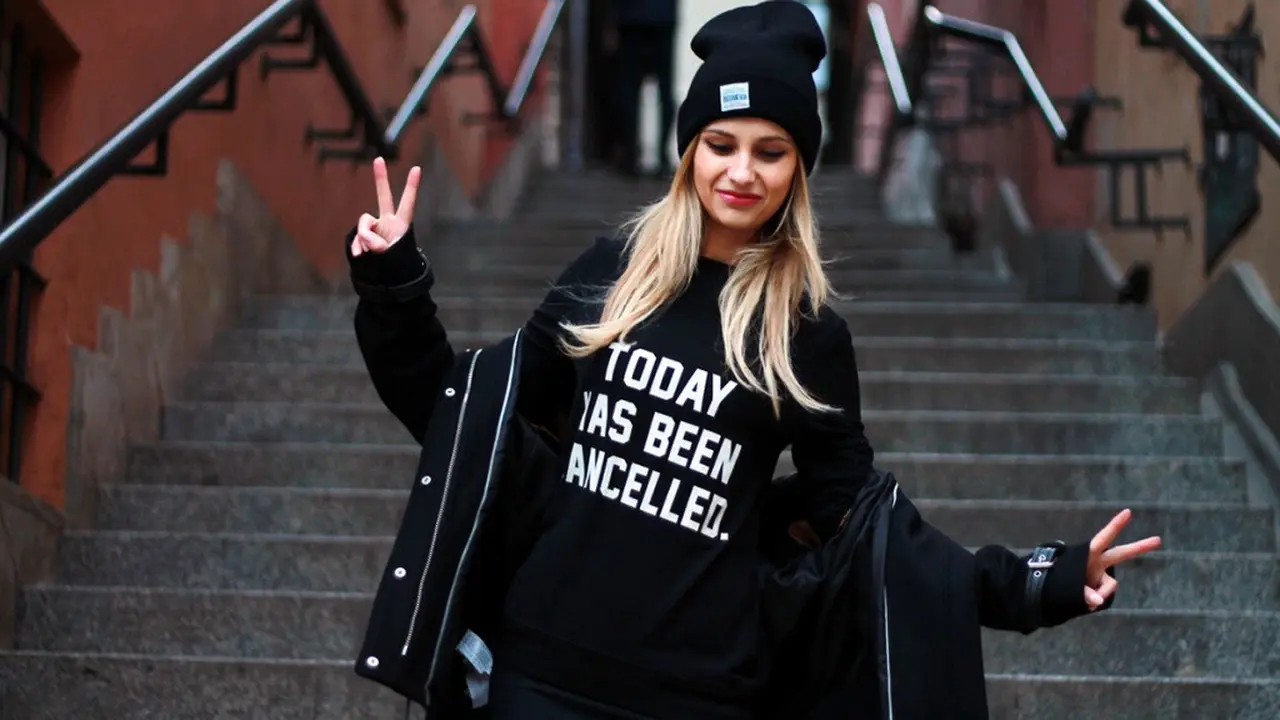 Penampilan Modis Ala Women in Black, Kece Banget Tau!