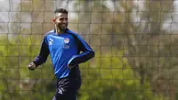 Riyad Mahrez saat mengikuti sesi latihan usai pesta juara di rumah Jamie Vardy (Reuters / Darren Staples)