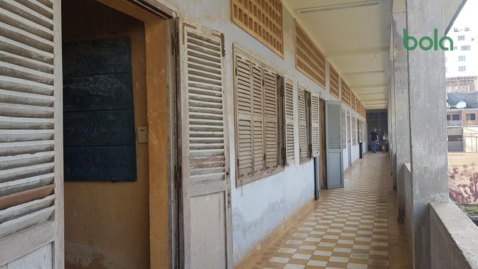Tuol Sleng merupakan kamp penyiksaan yang menjadi saksi sejarah kelam masyarakat Kamboja. (Bola.com/Zulfirdaus Harahap)