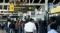 Ribuan penumpang tiba di terminal kedatangan domestik. Selain itu, arus balik tol Cikopo diprediksi minggu Siang hingga Senin dinihari.