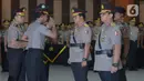 Kapolri Jenderal Polisi Idham Azis  memberikan hormat kepada pejabat lama Komjen Pol Ari Dono Sukmanto saat sertijab Wakil Kepala Polri di Mabes Polri Jakarta, Selasa (7/1/2020). Komjen Ari Dono yang memasuki masa pensiun digantikan Komjen Pol Gatot Eddy Pramono. (merdeka.com/Imam Buhori)