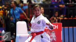 Karateka Jawa Timur, Sisilia Agustiani saat berlaga di final Kata Putri PON XIX Jabar di GOR Sabuga, Bandung, Minggu (18/9/2016). Di final, Sisilia berhasil meraih emas setelah unggul dari karateka Jawa Barat, Yulianti. (Liputan6.com/Helmi Fithriansyah)