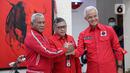 Gubernur Jawa Tengah Ganjar Pranowo bersama Sekretaris Jendral PDI Perjuangan Hasto Kristianto dan Ketua DPP PDIP Bidang Kehormatan Komarudin Watubun usai dipanggil di DPP PDIP, Jakarta, Senin (24/10/2022). Gubernur Jawa Tengah (Jateng) Ganjar Pranowo menegaskan bahwa dirinya akan taat terhadap aturan Partai PDI Perjuangan (PDIP) soal Capres 2024. (Liputan6.com/Faizal Fanani)