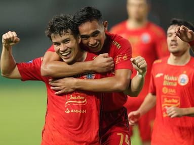 Pemain Persija Jakarta, Ryo Matsumura (depan) bersama Rizky Ridho melakukan selebrasi setelah mencetak gol ke gawang Bhayangkara FC pada laga pekan ke-20 BRI Liga 1 2023/2024 di Stadion Patriot Candrabhaga, Bekasi, Senin (27/11/2023). (Bola.com/M Iqbal Ichsan)