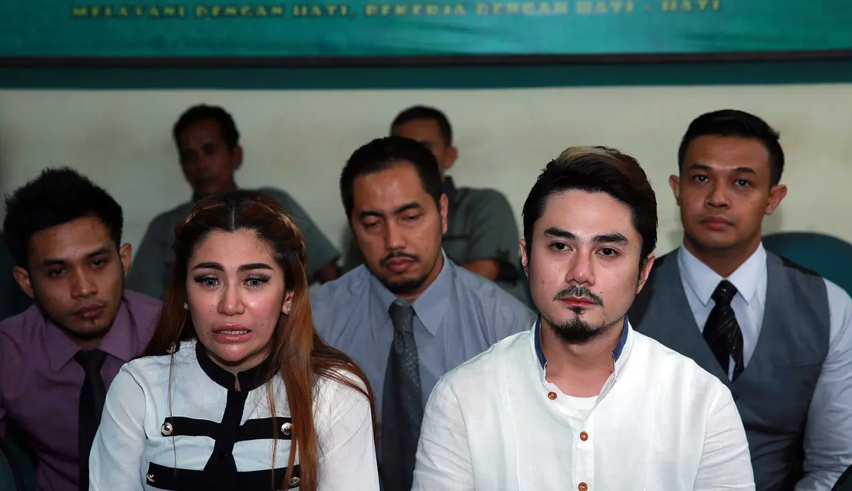 Cinta Penelope dan Dony Hermawan. Menikah pada 6 Juni 2014, Cinta melayangkan gugatan cerai pada 5 Mei 2015, mereka pun resmi bercerai pada 6 Oktober 2015. (Deki Prayoga/Bintang.com)