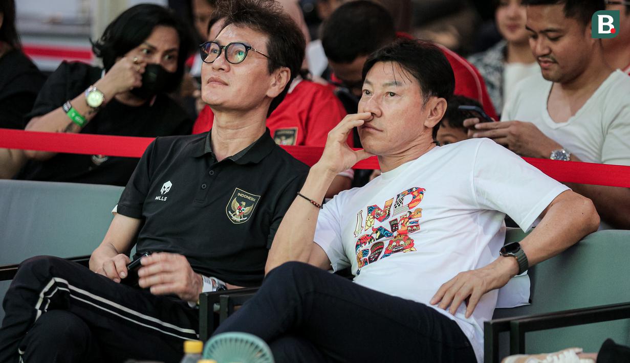 Mantan pelatih Timnas Indonesia, Shin Tae-yong saat nonton bareng laga lanjutan Putaran Ketiga Kualifikasi Piala Dunia 2026 melawan Australia di daerah sekitar Setiabudi, Jakarta Pusat, Kamis (20/03/2025) sore WIB. (Bola.com/Bagaskara Lazuardi)
