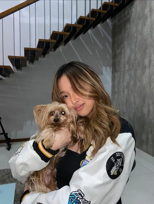 Bahkan kini mantan personil Duo Ratu itu selalu mendukung sang putri sebagai model. Michelle juga sudah kerap menerima endorse. (Liputan6.com/IG/@michelle4sh)
