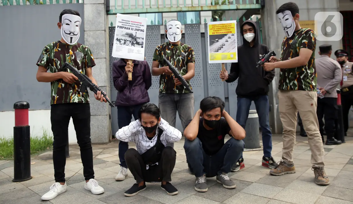 Massa juga menggelar aksi treatikal yang menggambarkan suasana tragedi berdarah Tiananmen 4 Juni 1989. (Liputan6.com/Johan Tallo)
