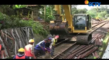 Dalam tahap awal perbaikan, para pekerja segera melakukan pemadatan tanah disekitar lokasi longsor.