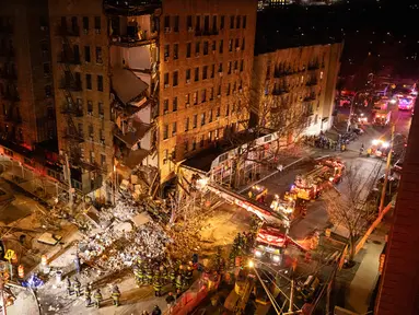 Petugas pertolongan pertama bekerja di lokasi bangunan apartemen yang runtuh di wilayah Bronx, New York, Amerika Serikat, Senin (11/12/2023). (AP Photo/Yuki Iwamura)