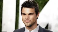 Ciuman Dengan Seorang Wanita, Taylor Lautner Akhiri Masa Jomblo?