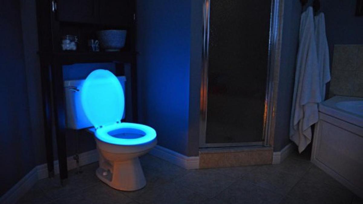 Ночью хочу в туалет. Подсветка для унитаза. Туалет в темноте. Подсветка в туалете.