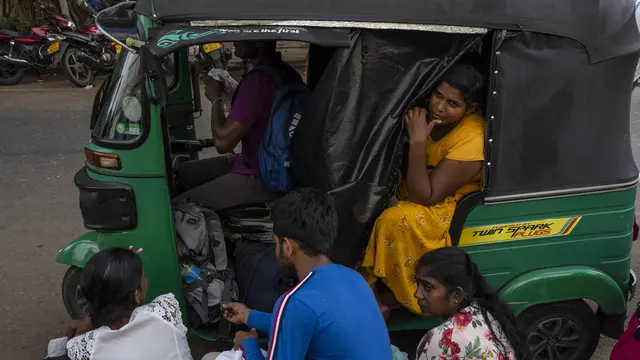 Warga Sri Lanka Antre Paspor