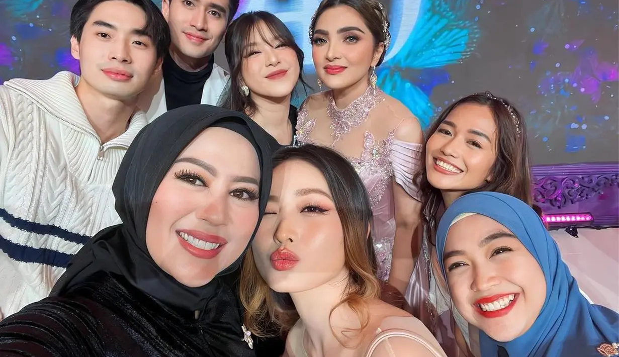 Natasha juga membagikan beberapa potret saat menhadiri ulang tahun istri Anang Hermansyah. Potret bersama Shanty Denny, Ria Ricis, Verrel Bramasta dan Ashanty. [Instagram/natashawilona12]
