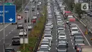 Kendaraan terjebak kemacetan di ruas Tol Dalam Kota, Jalan Gatot Subroto, Jakarta, Selasa (5/4/2022). Direktur Lalu Lintas (Dirlantas) Polda Metro Jaya Kombes Sambodo Purnomo Yogo mengatakan volume kendaraan di Jakarta meningkat hingga 18% selama sepekan terakhir. (Liputan6.com/Johan Tallo)