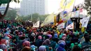 Sejumlah mahasiswa berkumpul di depan Istana Negara, Jakarta, Rabu (28/10/2015). Aksi tersebut untuk menyampaikan aspirasi terkait setahun kinerja pemerintah. (Liputan6.com/Yoppy Renato)