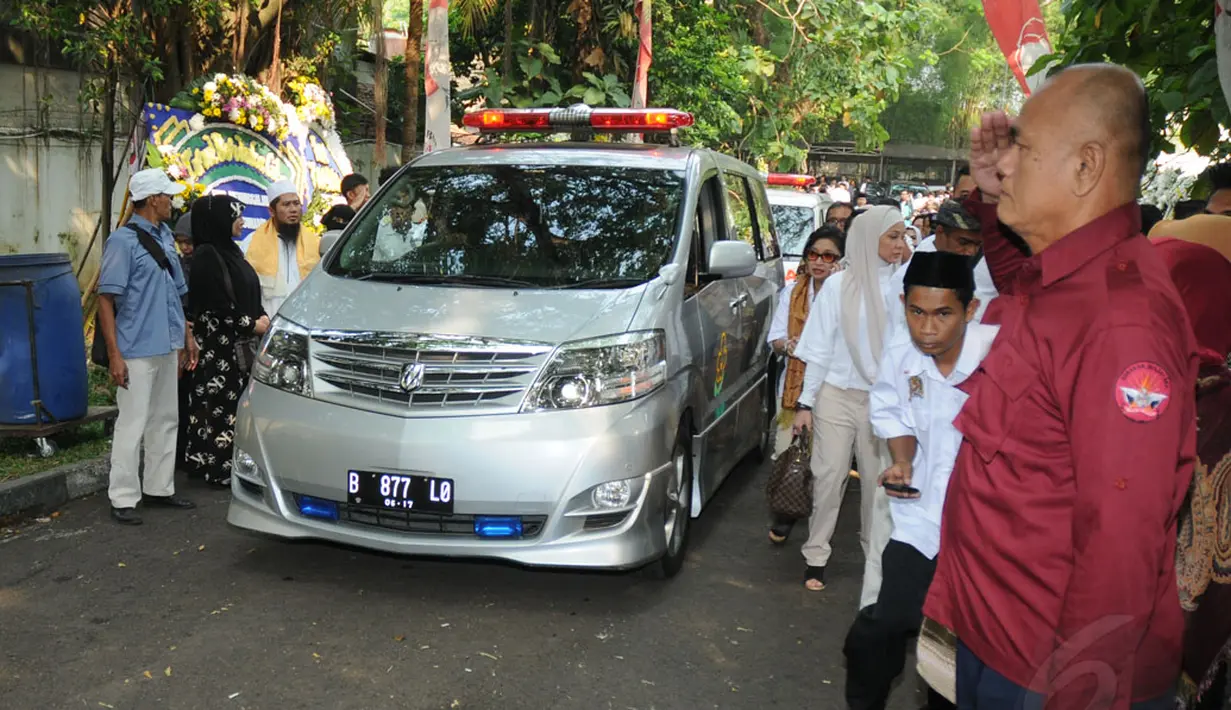 Dengan sikap tegap, salah satu simpatisan memberikan penghormatan kepada jenazah Alm Suhardi sesaat sebelum meninggalkan  kantor DPP Partai Gerindra, Jakarta, (29/8/2014). (Liputan6.com/Helmi Fithriansyah)