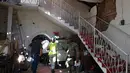 Badan pertahanan sipil Negara Bagian Guerrero melaporkan terjadinya sejumlah longsor di sekitar Acapulco dan di beberapa ruas jalan raya lain di negara bagian tersebut. Tampak dalam foto, anggota Perlindungan Sipil dan Tentara Meksiko memeriksa sebuah rumah yang rusak setelah guncangan gempa bumi berkekuatan 6,5 magnitudo di komunitas San Marcos, negara bagian Guerrero, Meksiko pada Jumat 2 Januari 2026. (Francisco ROBLES/AFP)