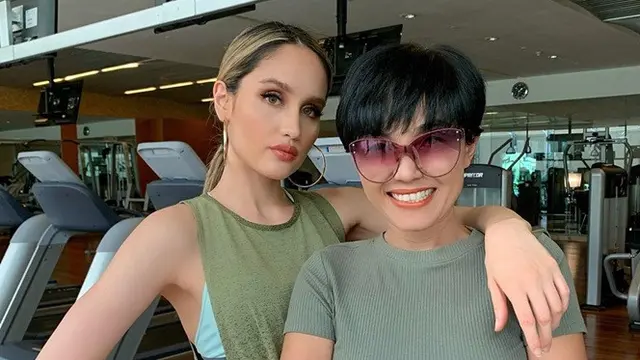 7 Pesona Ibu Cinta Laura, Selalu Tampil Stylish dan Awet Muda