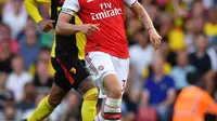 Gelandang Arsenal, Granit Xhaka berusaha mengontrol bola dibayangi pemain Watford pada pekan kelima Liga Inggris 2019-2020 di Vicarage Road, Minggu (15/9/2019). Sempat unggul dua gol, Arsenal harus rela imbang 2-2 saat berjumpa tim tuan rumah Watford. (Ben STANSALL / AFP)