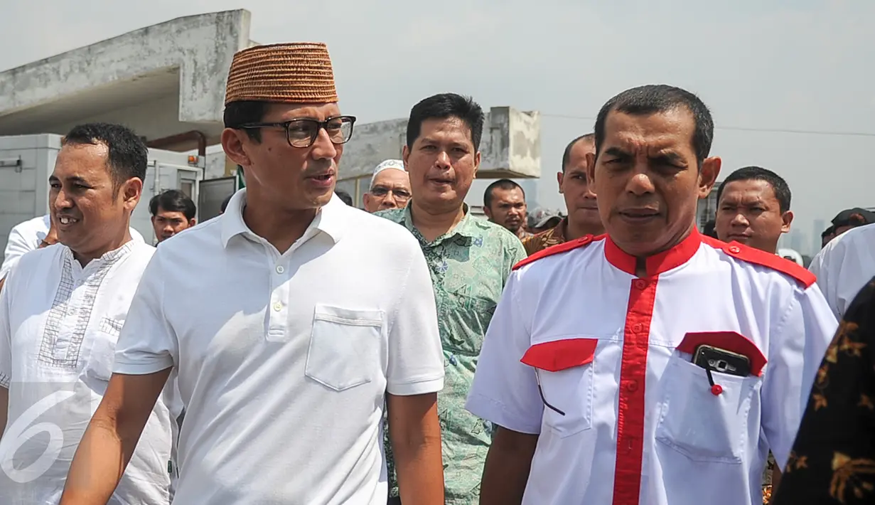 Wakil Gubernur terpilih DKI Jakarta Sandiaga Uno menyambangi Pasar Jatinegara, Jakarta Timur, Jumat (12/5). Sandiaga ke Pasar Jatinegara untuk meninjau harga kebutuhan pokok menjelang Lebaran. (Liputan6.com/Yoppy Renato) 