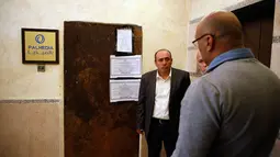 Perwakilan dari Jurnalis Syndicate Palestina melihat kantor Palmedia di Kota Hebron, Tepi Barat, Rabu (18/10). Palmedia merupakan salah satu dari delapan kantor media Palestina yang ditutup Israel karena dianggap menyebarkan hasutan. (HAZEM BADER/AFP)