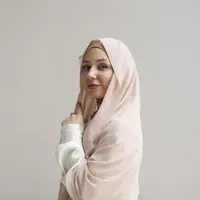 Pashmina menjadi salah satu jenis hijab yang banyak diminati karena dapat dibentuk menjadi berbagai model cantik. (Foto: Freepik/freepik)