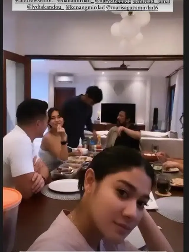 Keluarga Mirdad berkumpul di awal tahun baru 2022 (Foto: Instagram/@kenangmirdad)