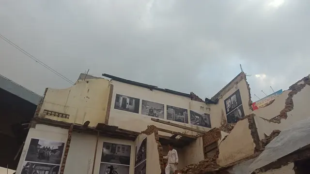Pameran foto di reruntuhan rumah
