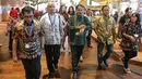 Menteri Pariwisata Arief Yahya (tengah) saat meninjau Paviliun Indonesia dalam rangka pertemuan tahunan IMF-Bank Dunia 2018 di Bali, Kamis (10/11). Paviliun Indonesia menunjukkan destinasi pariwisata yang ada di Indonesia. (Liputan6.com/Angga Yuniar)