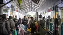Untuk diketahui, PT KAI telah menetapkan masa Angkutan Lebaran 2026 selama 22 hari, yakni pada 11 Maret hingga 1 April 2026. Tampak dalam foto, para penumpang bersiap menaiki kereta di stasiun Gubeng, Surabaya, Jawa Timur, Selasa 17 Maret 2026. (JUNI KRISWANTO/AFP)