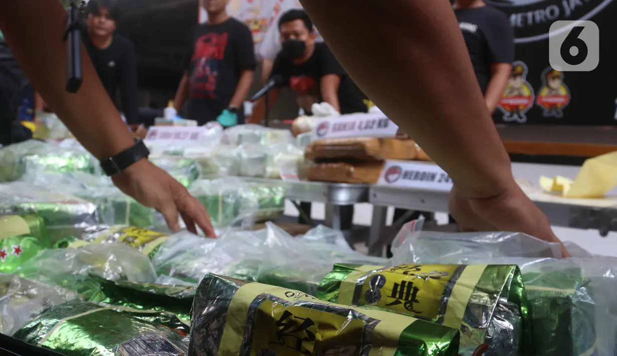 Barang bukti diperlihatkan saat rilis kasus narkotika jenis sabu ekstasi dan tembakau sintesis di Polda Metro Jaya, Jakarta, Selasa (12/7/2022). Pengungkapan narkotika dengan total tersangka 35 orang dari 19 kasus. (merdeka.com/Arie Basuki)