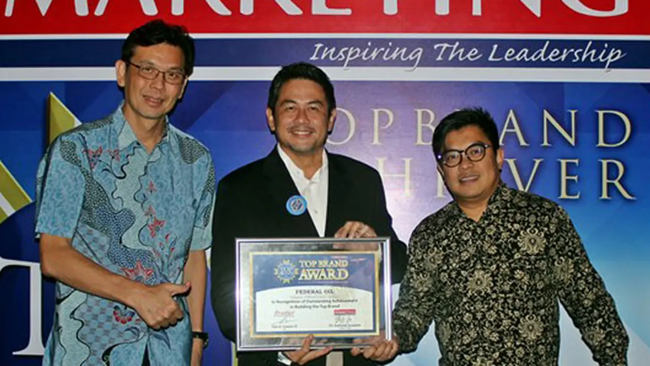 Federal Oil Raih Penghargaan Top Brand Award 2016