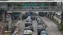 Kendaraan terjebak kepadatan di Jalan Jenderal Sudirman, Jakarta, Selasa (12/3). Meningkatnya jumlah kendaraan bermotor di Jakarta setiap tahunnya, semakin meningkatkan emisi kendaraan bermotor. (Liputan6.com/Helmi Fithriansyah)