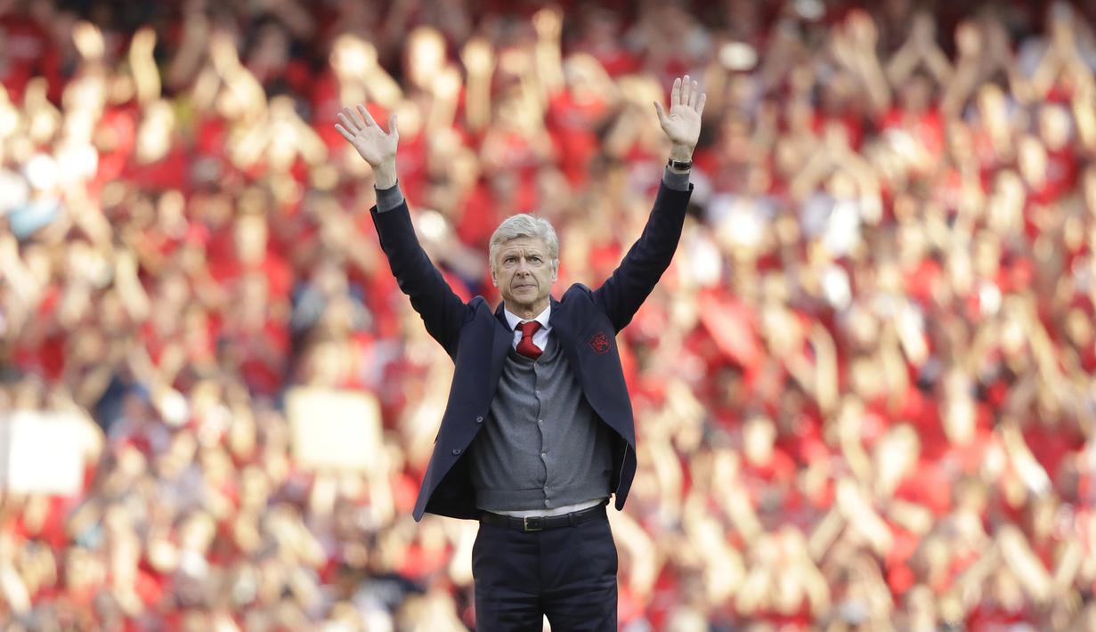 Arsene Wenger melambaikan tangan untuk fans pada laga terakhir tuan rumah di markas Arsenal Emirates Stadium, London, (6/5/2018). Arsene Wegner mengumumkan mundur sebagai pelatih setelah 22 tahun bersama Arsenal. (AP/Matt Dunham)