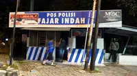 Bagian belakang pos polisi di Solo terbakar pada Jumat dini hari (24/5).(Liputan6.com/Fajar Abrori)