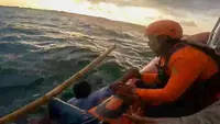 Detik-Detik 6 Nelayan Berjuang Selamatkan Diri Usai Perahu Dihantam Ombak