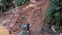 Petugas mengevakuasi puluhan makam di TPU Cikutra yang terkikis longsor, Jumat  (1/5/2020) malam. (Humas Kota Bandung)