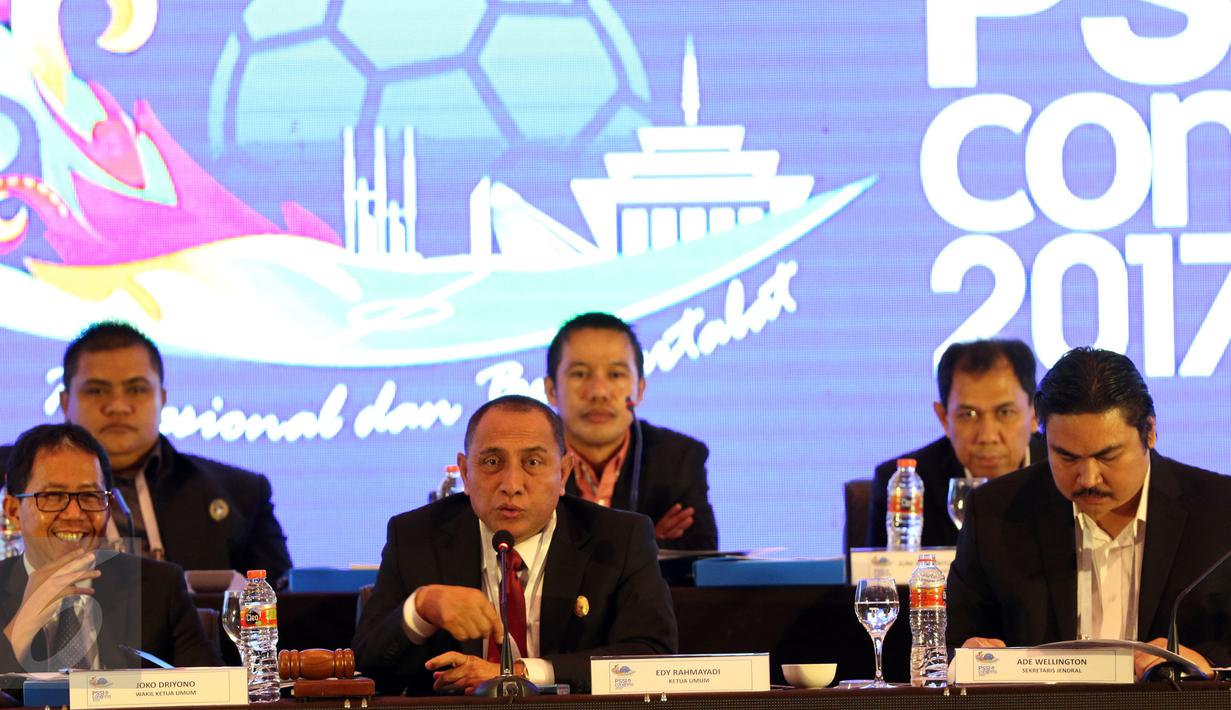 Ketua Umum PSSI, Edy Rahmayadi (tengah) menyampaikan pandangan saat Kongres PSSI 2017 di Bandung, Minggu (8/1). Salah satu yang dibahas adalah pencabutan hukuman kepada klub atau individu anggota PSSI. (Liputan6.com/Helmi Fithriansyah)