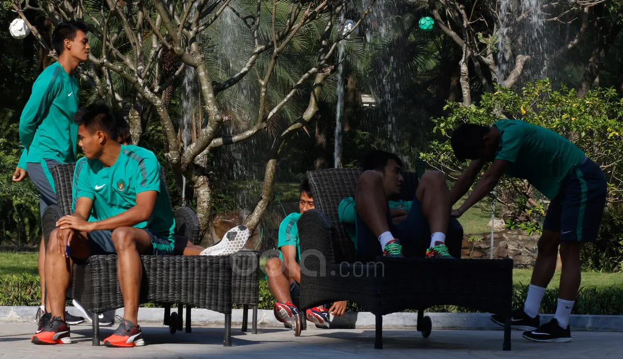 Para pemain Timnas Indonesia bersantai sebelum melakukan pemanasan dan Latihan ringan di Areal Hotel, (07/12/2016). (Bola.com/Peksi Cahyo)