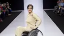 Model berpose di atas kursi roda memperagakan busana desainer Rusia, Tatyana Malchikova selama Moskow Fashion Week di Moskow, Kamis (23/3). Meski dengan kursi roda namun hal itu tidak menutupi kesempurnaan busana yang dipakai. (AP Photo/Ivan Sekretarev)