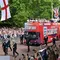 Para penggemar bersorak saat parade kemenangan timnas putri Inggris melewati mereka di The Mall di luar Istana Buckingham di London pada 29 Juli 2025 untuk merayakan kemenangan tim di Euro 2025. (JUSTIN TALLIS/AFP)